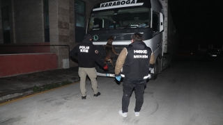 Mersin’de tırın gizli bölmesinde 15 kilo 300 gram esrar ele geçirildi