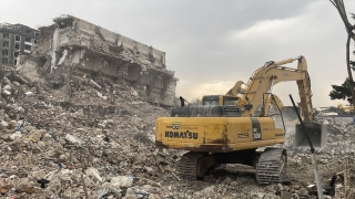 Hatay’da depremlerde ağır hasar alan 3 bina kontrollü yıkıldı