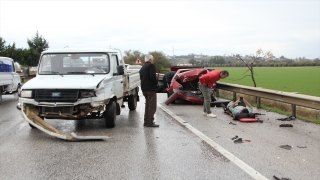 Antalya’da kamyonet park halindeki otomobile çarptı 2 kişi yaralandı