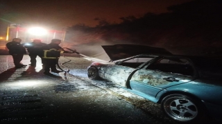 Hatay’da seyir halindeki otomobil alev aldı