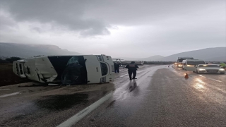 Mersin’de yaralı taşıyan ambulansa arkadan çarpan midibüs devrildi
