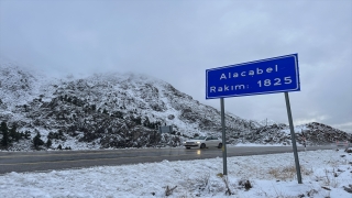 1825 metre rakımlı Alacabel’e mevsimin ilk karı yağdı