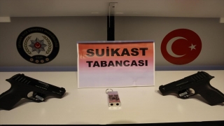 Adana’da anahtarlık şeklinde suikast tabancası ele geçirildi