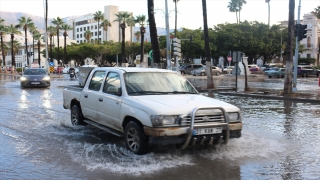 Hatay İskenderun’da sağanak etkili oldu