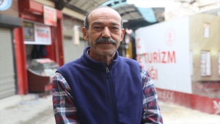 Hatay'da esnaf ayakta kalmaya çabalıyor