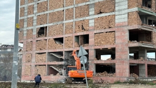Hatay’da depremlerde hasar alan 3 bina kontrollü yıkıldı