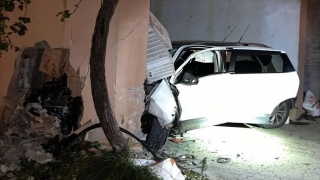 Serik’te evin garajına giren araç, otomobil ile tekneye çarptı