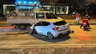 Adana’da aydınlatma direğine çarpan otomobilin sürücüsü yaralandı