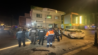 Adana’da çarpışan iki otomobilin sürücüleri yaralandı