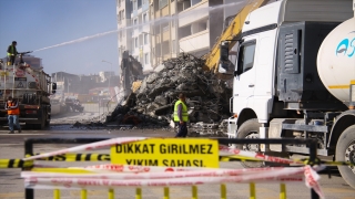 Hatay İskenderun’da depremde ağır hasar alan binaların yıkımı sürüyor