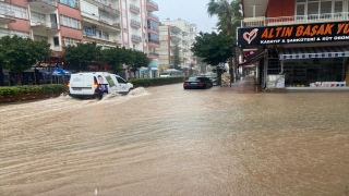 Antalya Kumluca’da sağanak hayatı olumsuz etkiledi