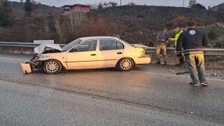 Burdur’da bariyere çarpan otomobildeki 3 kişi yaralandı