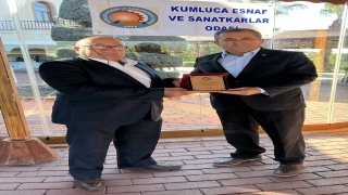 Kumluca’da meslekte 25 yılı dolduran esnafa plaket verildi