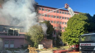 Adana’da eski hastane binasında yangın çıktı