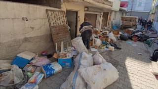 Adana’da belediye ekipleri 3 katlı evden 10 kamyon çöp çıkardı
