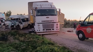 Osmaniye’de tarım işçilerini taşıyan minibüs ile tır çarpıştı, 5 kişi yaralandı