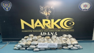 Adana’da küçükbaş hayvan yüklü tırda 123 kilogram sentetik uyuşturucu ele geçirildi