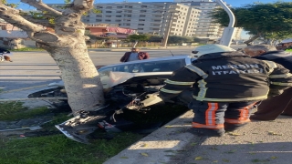 Mersin’de ağaca çarpan otomobilde sıkışan sürücüyü itfaiye kurtardı