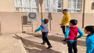 Hatay’da gönüllü gençlerden depremzede çocuklara moral etkinliği