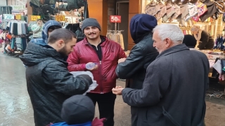 Böbrek hastası genç, içme suyu dağıtarak organ bağışına dikkat çekmeye çalışıyor