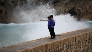Antalya’da kuvvetli rüzgar ve sağanak etkili oluyor