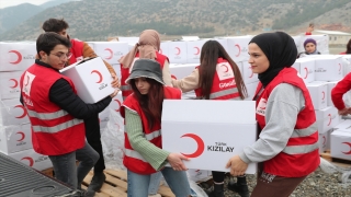 Türk Kızılay, İslahiye’de depremzedelere kışlık giysi ve malzeme desteğinde bulundu