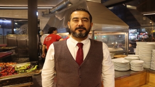 Adana’da esnaf da tüketici de restoranların girişlerine fiyat listesi konulmasından memnun