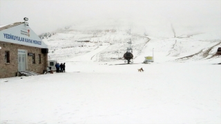 Kahramanmaraş’taki Yedikuyular Kayak Merkezi’ne mevsimin ilk karı yağdı