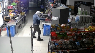 Adana’da iki marketten hırsızlık yapan zanlı kameradan belirlenerek yakalandı