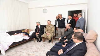 Kahramanmaraş Valisi Ünlüer’den PençeKilit Harekatı Operasyonu’nda yaralanan askere ziyaret