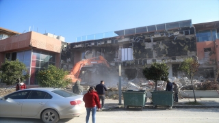 Hatay’da depremlerde hasar alan alışveriş merkezinin yıkımına başlandı