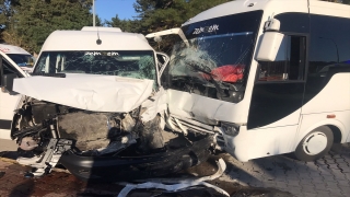 Antalya’da midibüsle servis aracı çarpıştı, 9 kişi yaralandı