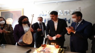 Bakan Kurum Kırşehirde Cumhurbaşkanı Erdoğanın fotoğrafının olduğu pastayı kesti