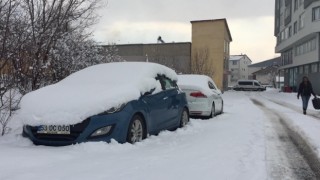 Karlıova güne yine karla uyandı, kar kamyonlarla taşınmaya başladı