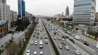 İstanbulda ilk iftar öncesi trafik yoğunluğu başladı