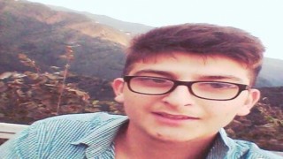 Tüfekle oyun oynarken arkadaşını vurdu