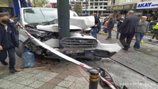 Zeytinburnunda tramvay yoluna girmeye çalışan araçla tramvay çarpıştı: Kaza anı kamerada