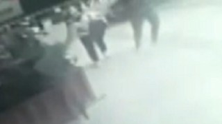 İzmirde şok olay: Yoldan geçen kadına yumruk attı, yoluna devam etti