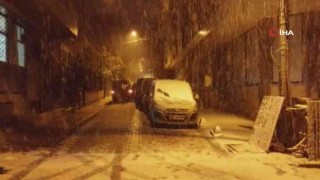 İstanbulda kar yağışı etkili oldu: Çocuklar eğlendi, sürücüler zor anlar yaşadı