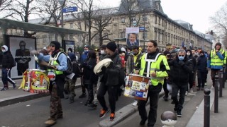 Pariste 24 Ocakta başlayacak olan aşı kartı uygulaması protesto edildi