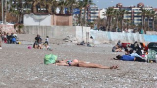 Antalyada Şubat ayında sıcak havayı fırsat bilenler sahile koştu