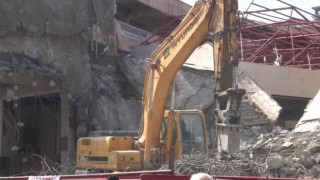 130 esnafın tahliye edildiği işhanının yıkımına başlandı