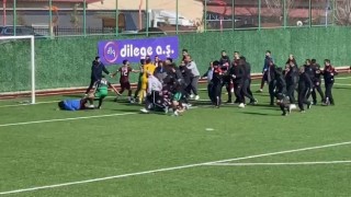 18 kırmızı kartın çıktığı karşılamada tekme ve yumruklar havada uçuştu