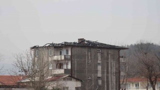 4 katlı binanın çatısı alev alev yandı