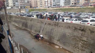 5 metre yükseklikten dereye düştü