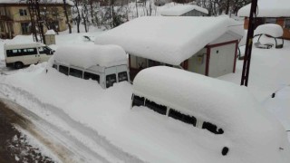 500 rakımlı köyde araçlar kar altında kaldı