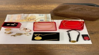 Ağrıda minibüste düşürülen 100 bin lira değerindeki döviz ve altın sahibine teslim edildi