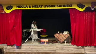 Alt katı tiyatro salonu, üst katı kafe