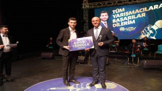 ‘Altın Yaprak Ses yarışmasında usta sanatçılara taş çıkardılar