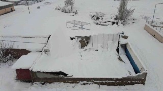Amasyada karın ağırlığına dayanamayan iş yerinin çatısı çöktü